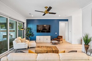 Televisor intel·ligent, llar de foc i llibres 