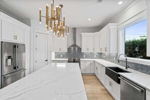 Frigorífic, microones, forn i placa de cuina 