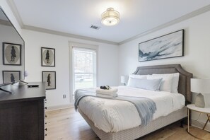 3 Schlafzimmer, Schreibtisch, Bügeleisen/Bügelbrett, Reisekinderbett