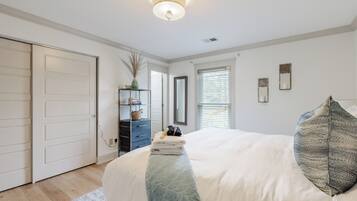 3 Schlafzimmer, Schreibtisch, Bügeleisen/Bügelbrett, Reisekinderbett