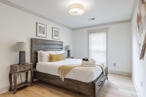 3 soverom, strykejern/-brett, internettilgang og sengetøy