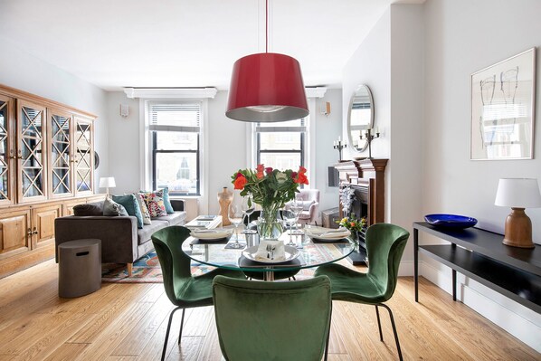 Lovely open plan living room and dining area. - Charming 2 bedroom apartment in the affluent Chelsea area, by London Perfect (London)