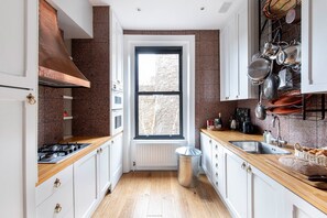 Fridge, microwave, oven, stovetop - Charming 2 bedroom apartment in the affluent Chelsea area, by London Perfect (London)