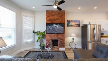 Een smart-tv en een open haard