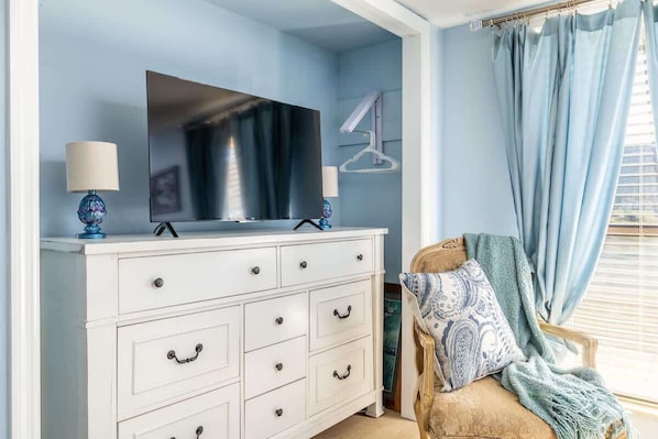 Smart TV, fireplace, offices - Just steps from your private patio to the river (Townsend)