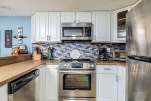 Fridge, microwave, oven, stovetop - Just steps from your private patio to the river (Townsend)