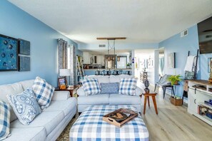 Smart TV, fireplace, offices - Just steps from your private patio to the river (Townsend)