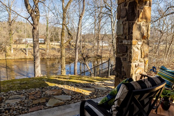 Terrace/patio - Step from the patio into the Little River. Walking distance to AWESOME! (Townsend)