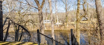 Step from the patio into the Little River. Walking distance to AWESOME!