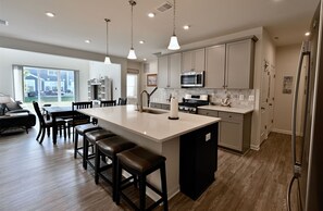 Réfrigérateur, micro-ondes, four, plaque de cuisson