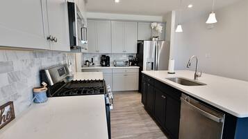 Frigorífic, microones, forn i placa de cuina