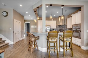 Fridge, microwave, oven, stovetop - Spacious 5 Bedroom near the Beach (North Myrtle Beach)