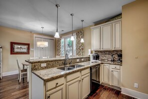 Fridge, microwave, oven, stovetop - Pool and Courtyard View 3 Bedroom 3.5 Bath Sleeps 10 (North Myrtle Beach)