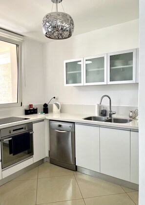 Full-size fridge, microwave, oven, stovetop - LOVELY 2BR GOLF RESIDENCE EILAT (Eilat)