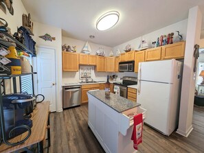 Kühlschrank, Mikrowelle, Herdplatte, Geschirrspüler