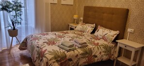 4 quartos, escrivaninha, ferros/tábuas de passar roupa, berço de viagem