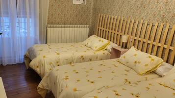 4 bedrooms, desk, iron/ironing board, travel crib