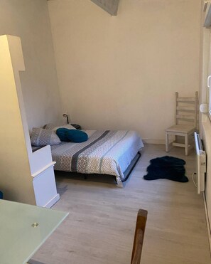 Travel crib, WiFi, bed sheets