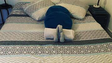 Travel cot, WiFi, bed sheets