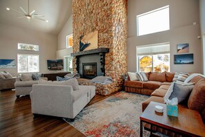 Smart TV, fireplace, stereo