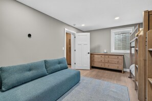 TV connectée, cheminée, chaîne hi-fi