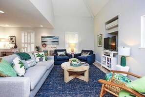 TV - Sunset Captiva 38 - Short walk to beach, pool, dock in Village area of Island (Captiva)