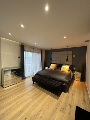 5 bedrooms, iron/ironing board, free WiFi, bed sheets