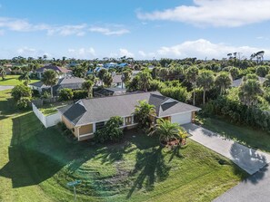 Exterior - Tropical Poolside Paradise: Sleeps 6, Pet-Friendly, Saltwater Heated Pool  (Port Charlotte)