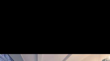 1 dormitori, planxa i posts de planxar, wifi i roba de llit