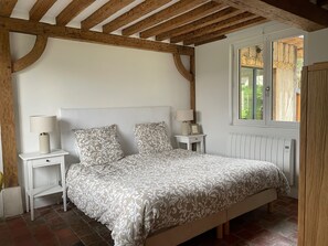 3 quartos, escrivaninha, ferros/tábuas de passar roupa, berço de viagem