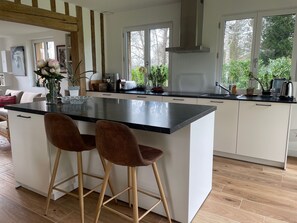 Geladeira, micro-ondas, fogão, cooktop