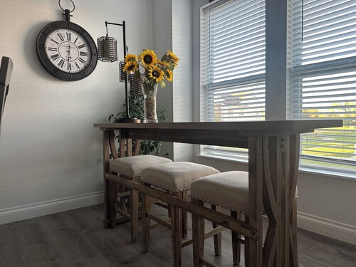 Capital PrimeTime - 6 Miles from Madison w/ fireplace 