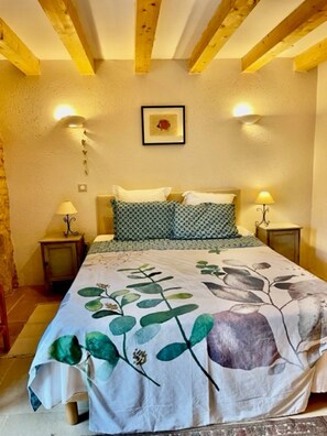 5 bedrooms, iron/ironing board, WiFi, bed sheets - Stunning Country farmhouse in Dordogne  (Saint-Cybranet)