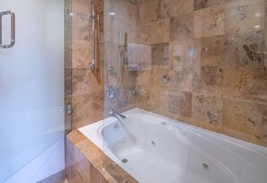 Dusche, Whirlpool, Haartrockner, Handtücher