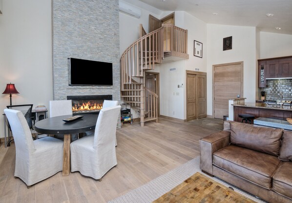 Smart TV, fireplace