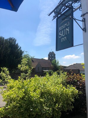 Exterior detail - Hot Tub House in the South Downs (UK)
