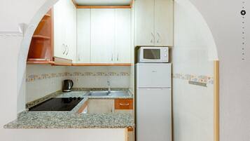 Standard Apartment, Pool Access, Beachside | Private kitchen | Full-size fridge, microwave, oven, stovetop