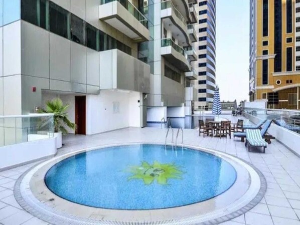 Pool - 1bhk in Dubai Marina with a Huge Space of 6 Family Members (Dubai)