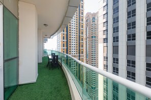 Property grounds - 1bhk in Dubai Marina with a Huge Space of 6 Family Members (Dubai)