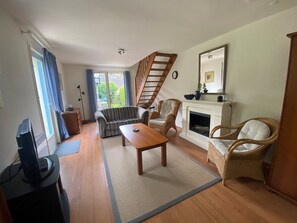 TV, books - Knusse Vakantiewoning Vlakbij Dordogne, Gratis Gebruik van Zwembad, Tennisbaan (Carsac-Aillac)