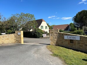 Property grounds - Knusse Vakantiewoning Vlakbij Dordogne, Gratis Gebruik van Zwembad, Tennisbaan (Carsac-Aillac)