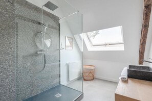 Douche, sĂšche-cheveux, serviettes fournies