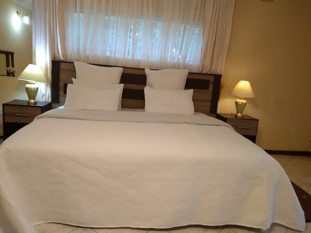 6 habitaciones, escritorio y tabla de planchar con plancha 