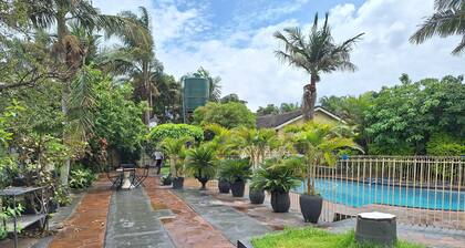 Cosy 6 Bedroomed Guest House with a Jet Hot Tub and an Outdoor Swimming Pool