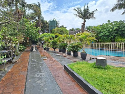 Cosy 6 Bedroomed Guest House  with a Jet Hot Tub and an Outdoor Swimming Pool 