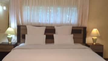 6 habitaciones, escritorio y tabla de planchar con plancha