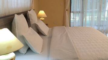6 Schlafzimmer, Schreibtisch, Bügeleisen/Bügelbrett, Reisekinderbett
