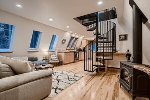 Smart-TV, Kamin, DVD-Player, Arbeitsbereiche