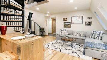 TV connectée, cheminée, lecteur de DVD, espaces bureaux