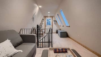 Smart-TV, peis, DVD-spiller og kontorer